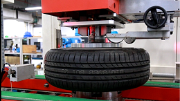 轮胎进行均匀性测试时，锥度效应受什么因素影响？